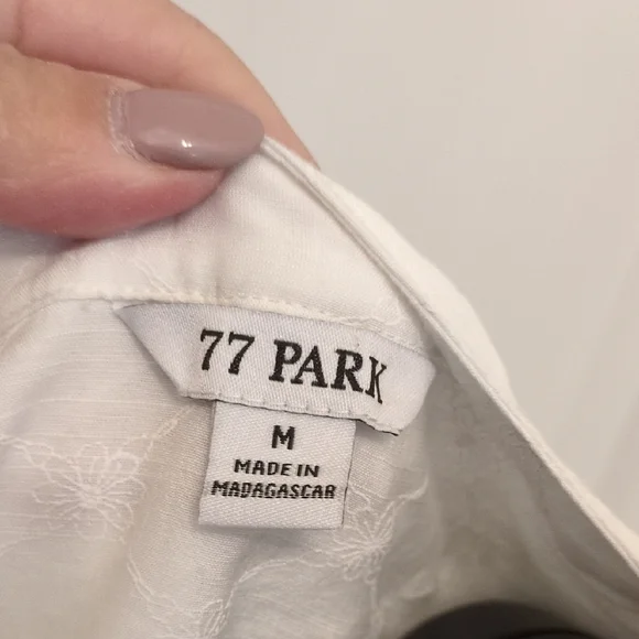 Chic White Button-Up Blouse - Picture 2 of 5